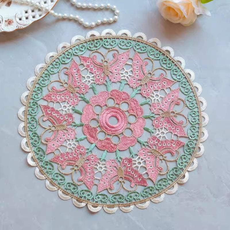 Rundes Tischset von Yiran Furniture mit floraler Stickerei in Mehrfarbig, Durchmesser: 30 cm - Bild 1
