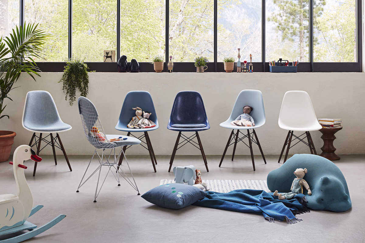 Vitra DSW Eames Plastic Side Chair in Blau aus Kunststoff und Holz mit mattem Finish - Bild 2