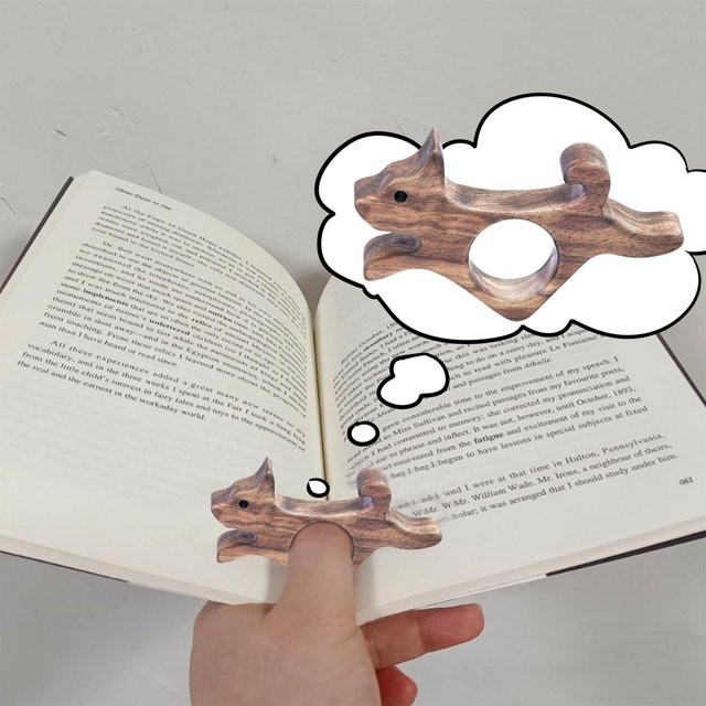 Hundförmiger Daumen-Buchseitenhalter aus Holz in Braun als freihändige Lesehilfe und niedliches Lesezeichen - Bild 1