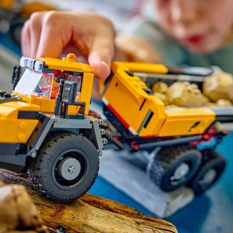 Hot Toys Gelber Lasttransporter mit Selbstkipp-Förderwagen, Bausteinset, 1132 Teile, ab 14 Jahre - Bild 2