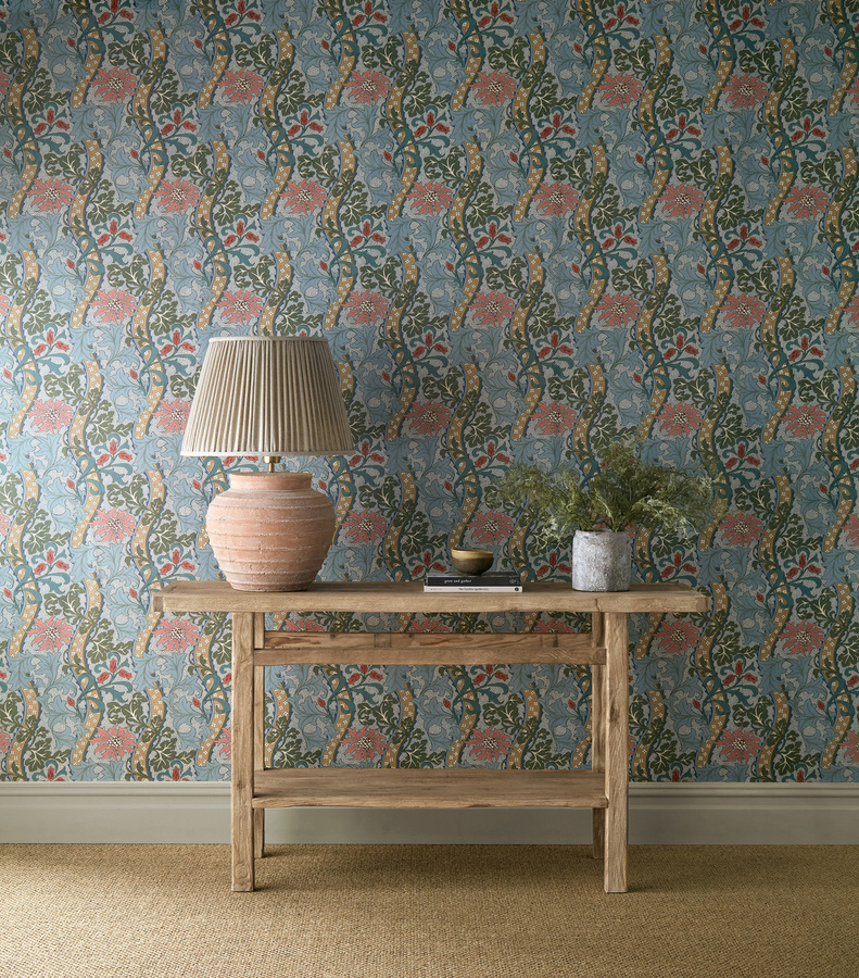 Morris & Co Tapete Cornflower in Rose/Woad mit floralem Botanical-Design, mehrfarbig (Pink, Grün, Blau) - Bild 1
