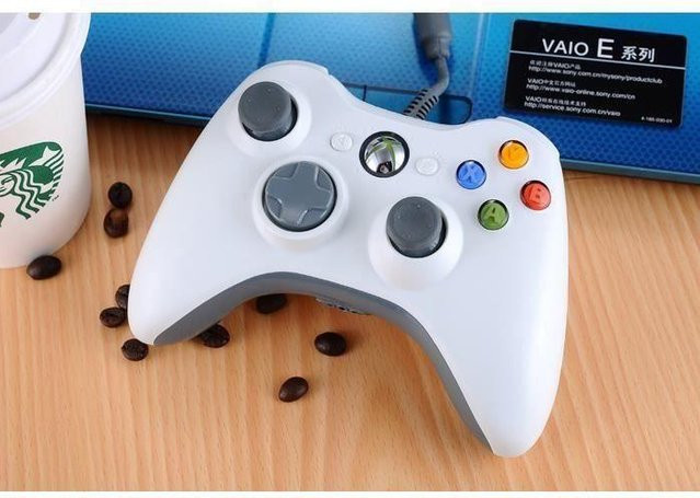 Xbox Gamecontroller von Infoboutik, kabelgebunden via USB, Weiß mit eingebauter Vibration für Xbox und PC - Bild 1