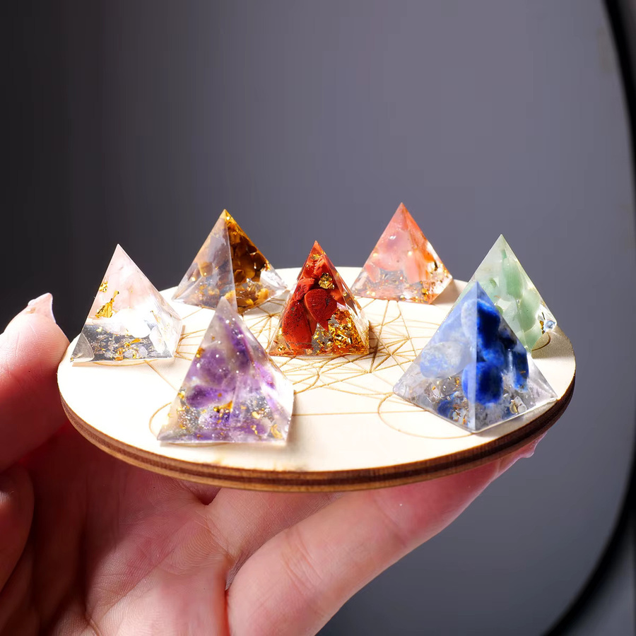 Set aus natürlichen Kristall- und Harz-Pyramiden in Multicolor als Chakra-Energie-Ornament zur Dekoration - Bild 3
