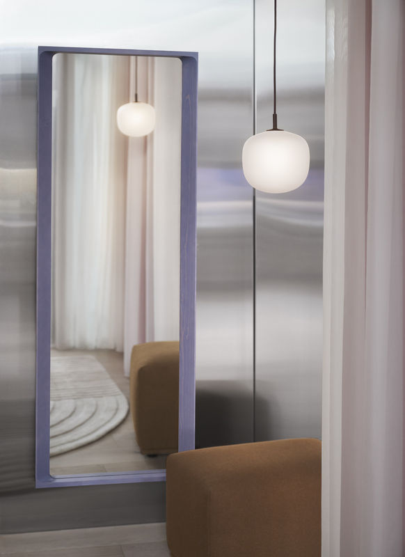 Muuto Arced Spiegel groß in Violett mit Holzrahmen, wandmontiert, modern und minimalistisch - Bild 2