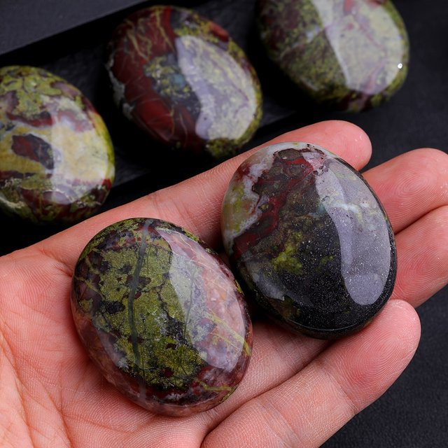 Drachenblut Palmen Stein als synthetischer Edelstein in ovaler Form, Multicolour, für Chakra-Therapie und Dekoration - Bild 1
