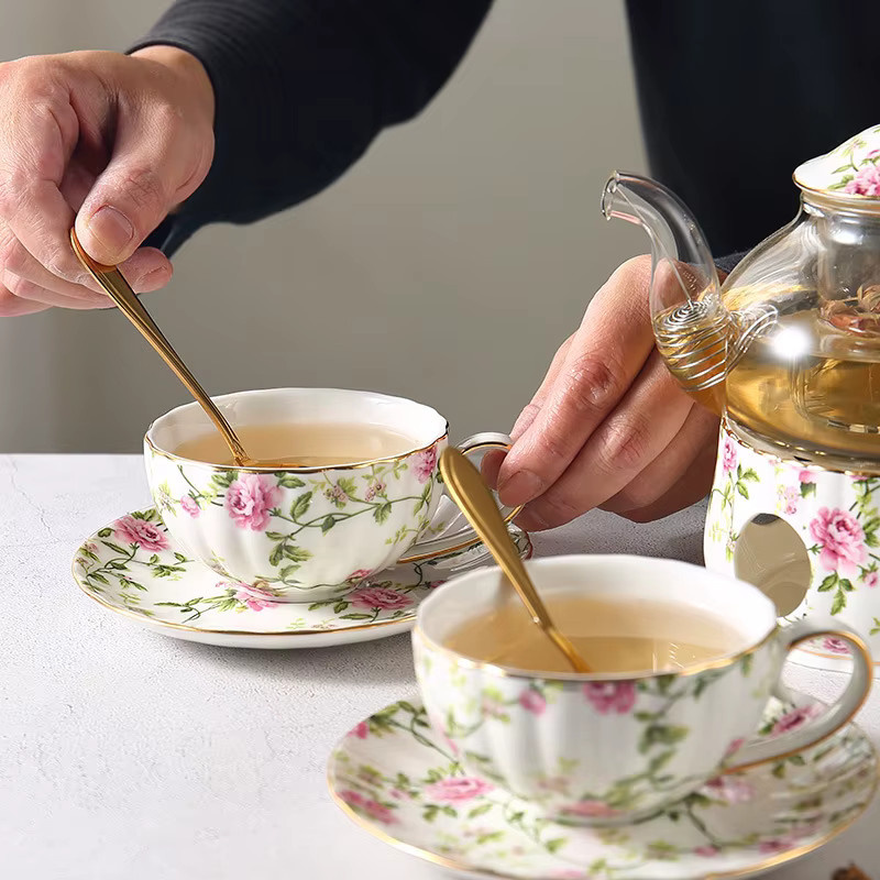 Kaffee- und Teetassen-Set mit Teller in Schwarz und Gold im ländlichen Stil mit floralem Design - Bild 2