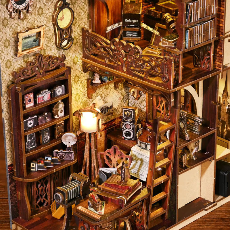 ATUBAN Book Nook Kit DIY Puppenhaus 3D Holzpuzzle als Vintage Bücherregal Einsatz in Orange und Mehrfarbig mit floralem Design - Bild 3