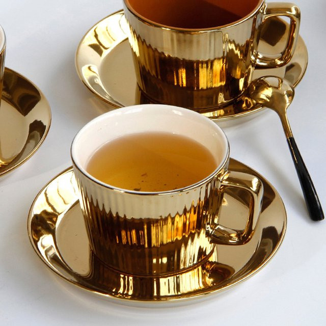 Vergoldetes Tee- und Kaffeetassen-Set aus Keramik in Weiß und Gold, 250 ml - Bild 1