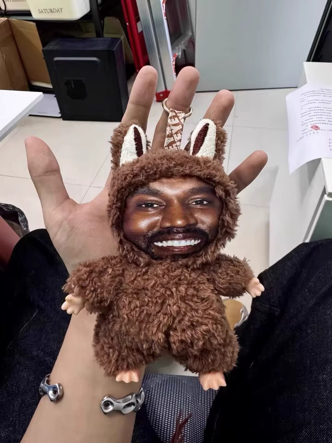 Bandai Kanye West Hip-Hop Anhänger, Plüschtier, braun - Bild 2