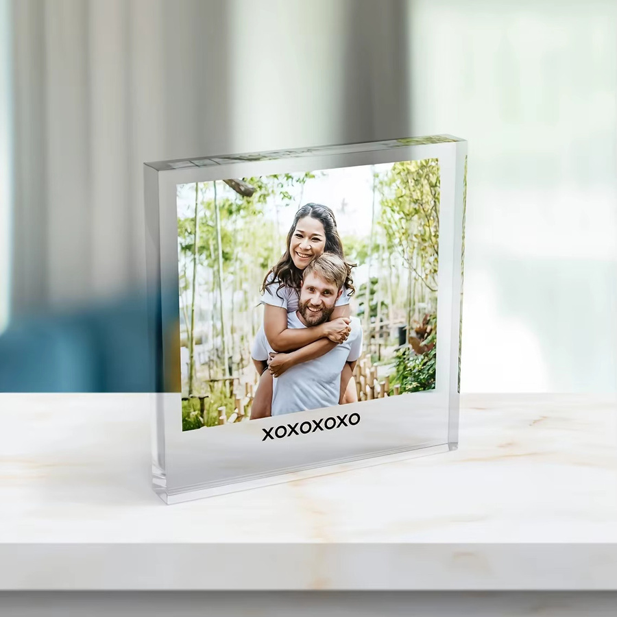Personalisierter Acryl-Fotoblock von Hello Young in Transparent und Rot mit Gravur als modernes Dekorationsobjekt für dein Zuhause - Bild 1