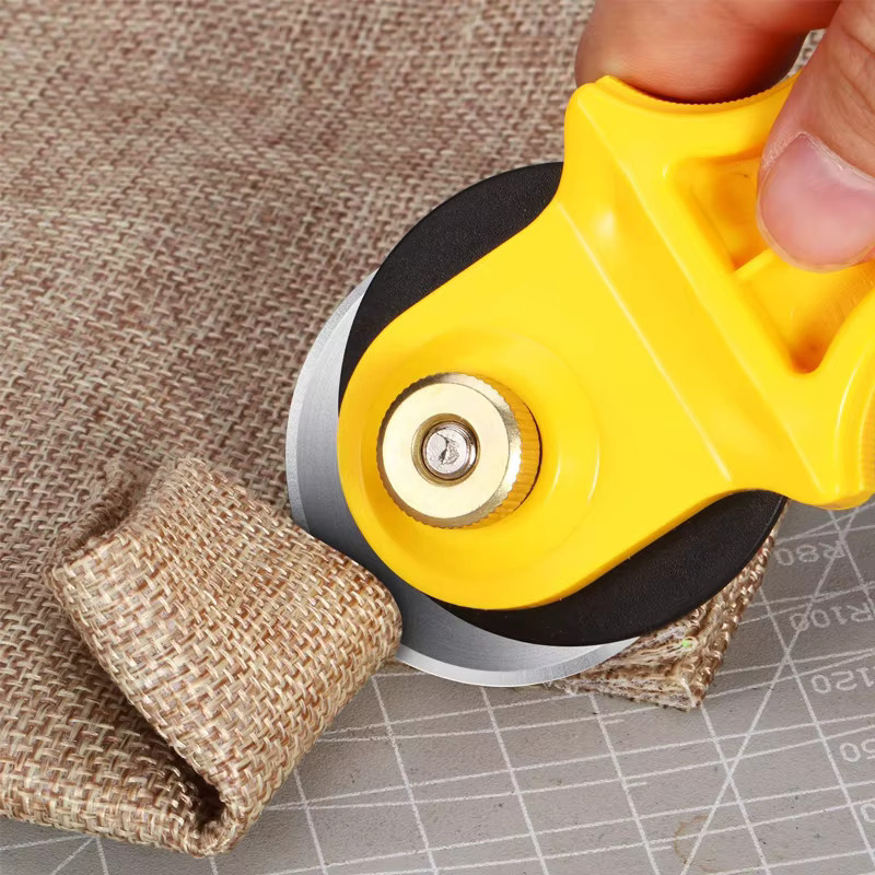 Rollschneider Set mit 28mm und 45mm Klingen für Patchwork, Leder und Quilten aus Kunststoff - Bild 4