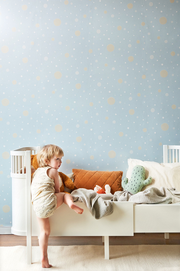 Majvillan Tapete Confetti in Soft Blue mit abstraktem Punktmuster für Kinderzimmer - Bild 1