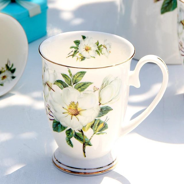 Fanda Bone China Teetasse mit Goldrand und Camelia Floral Design, Weiß, 300 ml - Bild 1