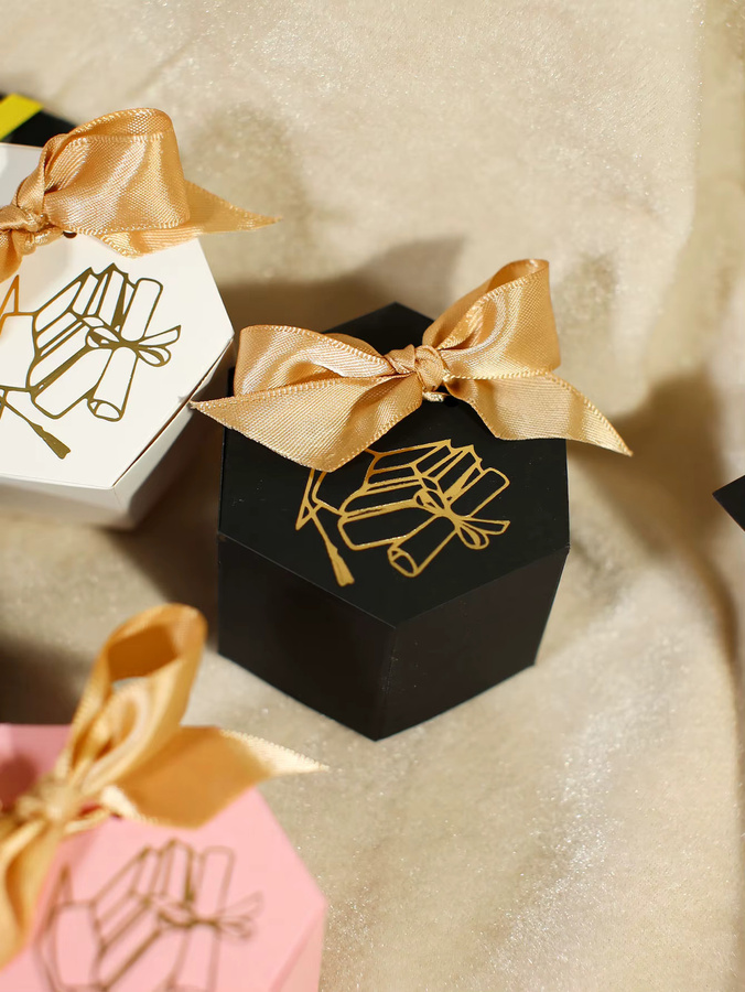 10 Stück sechseckige Papier-Geschenkboxen für die Abschlussfeier in Mehrfarbig mit goldenem Abschlusshut-Motiv - Bild 2