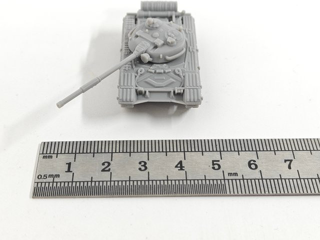 Sowite T-64 Kampfpanzer, Modell, Maßstab 1:144 - Bild 1