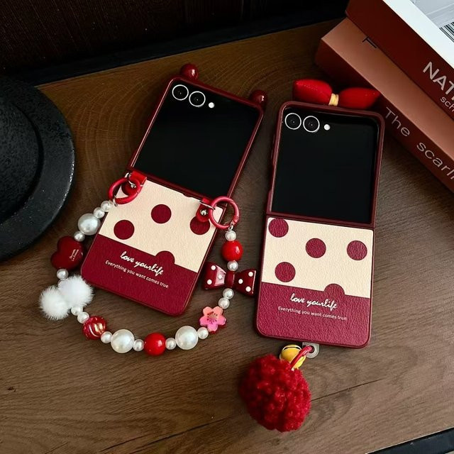 Luxus Handyhülle mit Kristall, Perlen und Pelz sowie Leder-Handgelenkband für Samsung Galaxy Z Flip 7, 6, 5, 4, 3 in Rot - Bild 1