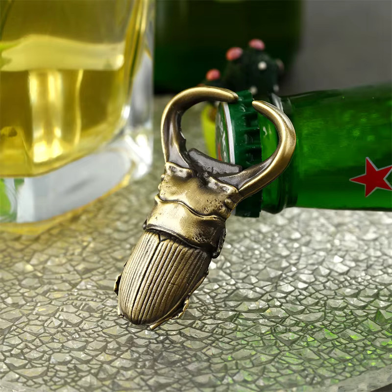 Kreativer Flaschenöffner in Käfer-Optik aus Metall in Gold für Bier und Wein - Bild 2