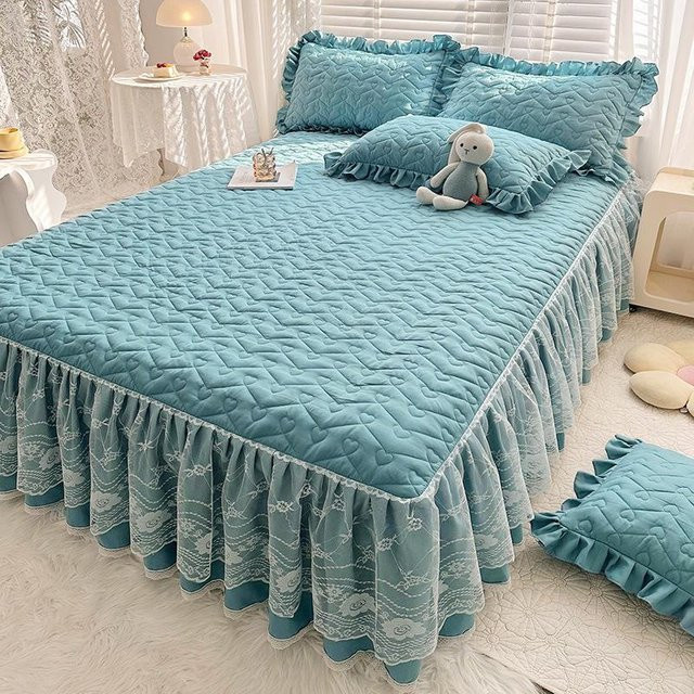 Your Warm Home Bettwäsche-Set aus Baumwolle mit floraler Spitze in Türkis, bestehend aus einem gesteppten Spannbettlaken und einer dreiteiligen Tagesdecke im Prinzessinnen-Stil, B/T: 180 x 220 cm - Bild 1