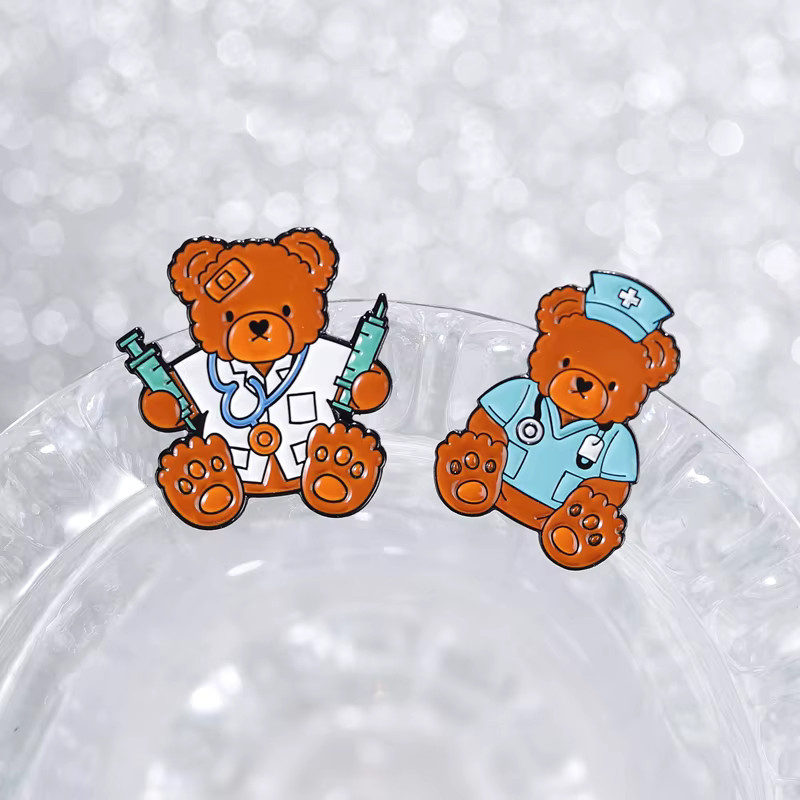 Brosche Bär Arzt Krankenschwester, Emaille, Bunt, Unisex - Bild 2