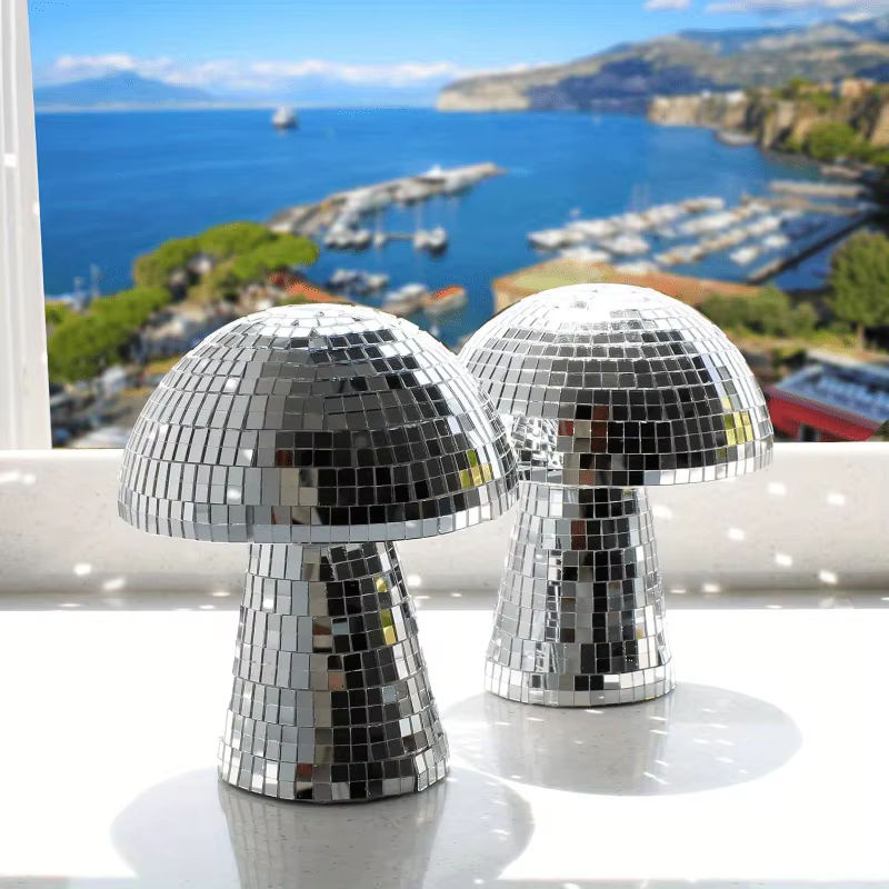 Glänzendes Pilz-Disco-Kugel-Ornament aus Glas in Silber und Grau als glamouröse Bar-Dekoration - Bild 3