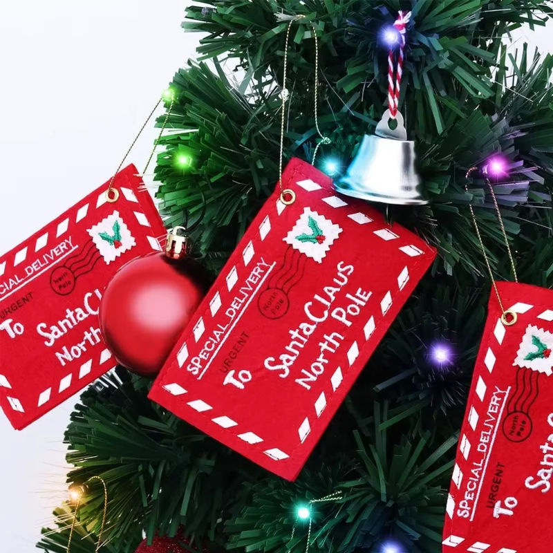 Weihnachts-Hängeornamente aus Filz in Rot mit Briefumschlag-Design und Stickerei für deine Weihnachtsbaum-Dekoration - Bild 2