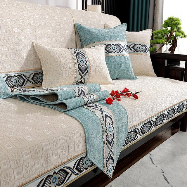 Modernes Sofakissen aus Chenille mit Jacquard-Stickerei in Beige, B/B: 70 x 70 cm - Bild 1