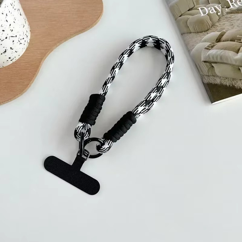 Fashion Weave Handy Lanyard für iPhone 17 Pro Max, Anti-Verlust Handgelenkstrap als dekoratives Twist-Seil in Schwarz und Weiß - Bild 3