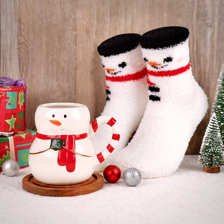 Weihnachtliches Keramik-Geschenkset mit Schneemann-Kaffeetasse und Socken in Weiß - Bild 3