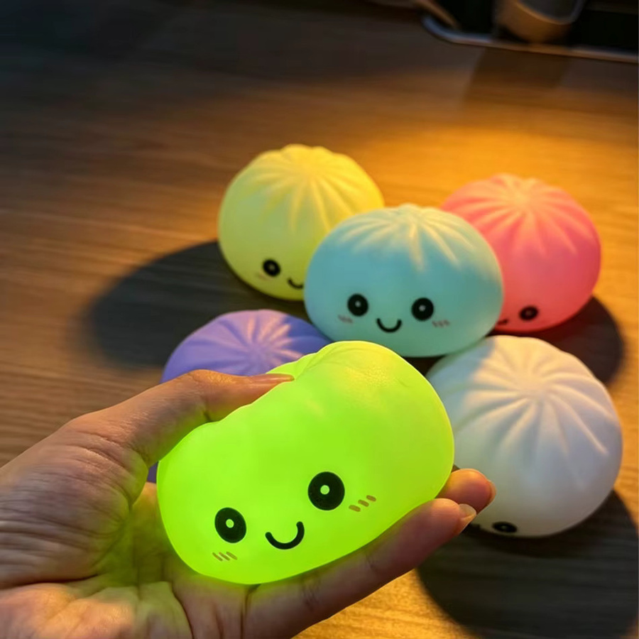Bandai Dumpling Squishy Nachtlicht aus Silikon mit Farbwechsel in Multicolour als niedliche Raumdekoration - Bild 5