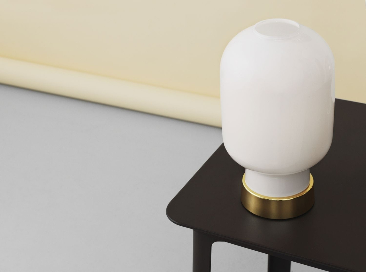 Normann Copenhagen Amp Brass Tischleuchte in Messing und Weiß - Bild 2