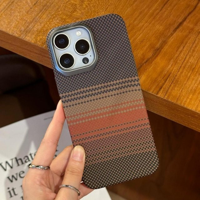 Stoßfeste iPhone Schutzhülle aus Hart-PC mit Carbonfaser-Muster und Spleißfarbe in Multicolour - Bild 1