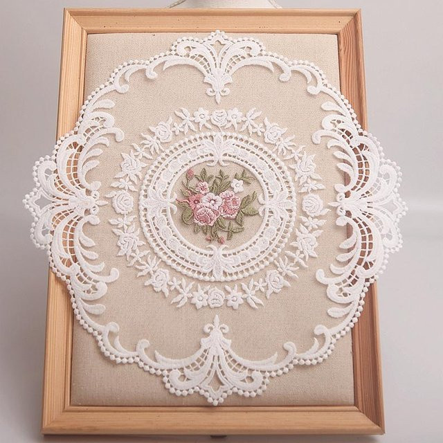 Yiran Furniture Tischset mit Blumenstickerei aus Baumwolle, runde Platzmatte in Beige und Weiß - Bild 1