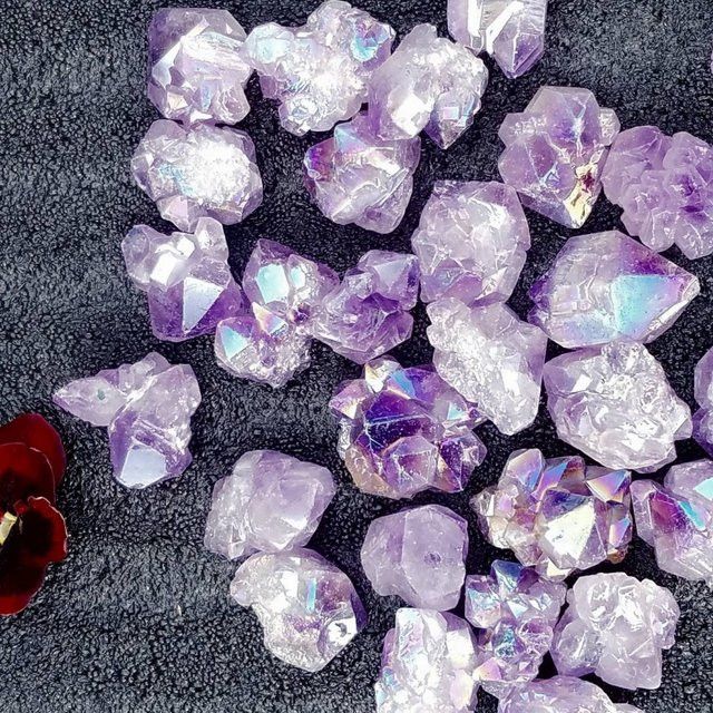 Aura beschichteter Amethyst-Blumencluster von CrystalHola in Lila, AA-Qualität als Drahtwickelstein-Kristallpunkt - Bild 1
