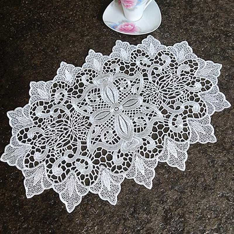 Ovales Tischset von Yiran Furniture mit floraler Spitzenstickerei aus Polyester-Baumwolle in Weiß, B/T: 45 x 30 cm - Bild 1