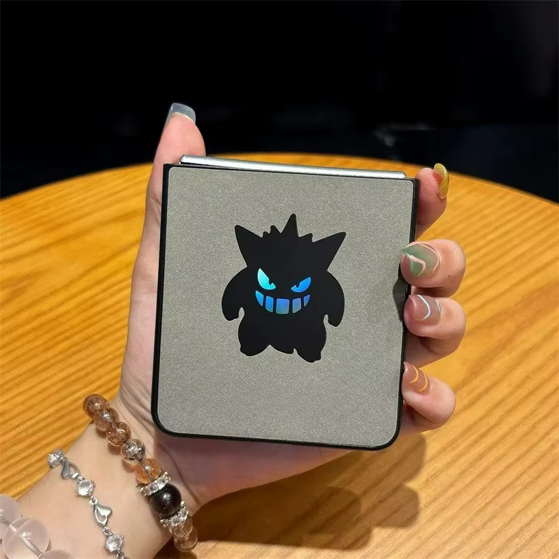 Potdemiel Anime Gengar Handyhülle aus Ledertextur für Samsung Galaxy Z Flip 7 6 5 4 FE in Schwarz - Bild 3