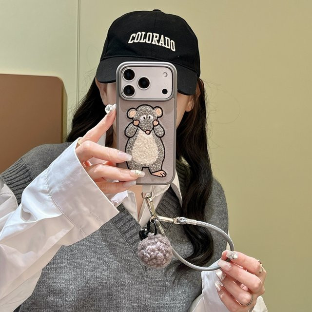 JINHR Cartoon Plüsch Handyhülle mit Wise-Maus Stickerei, Handschlaufe, Glocke und Trageband für iPhone 17 16 15 14 13 Pro Max, Grau/Silber - Bild 1