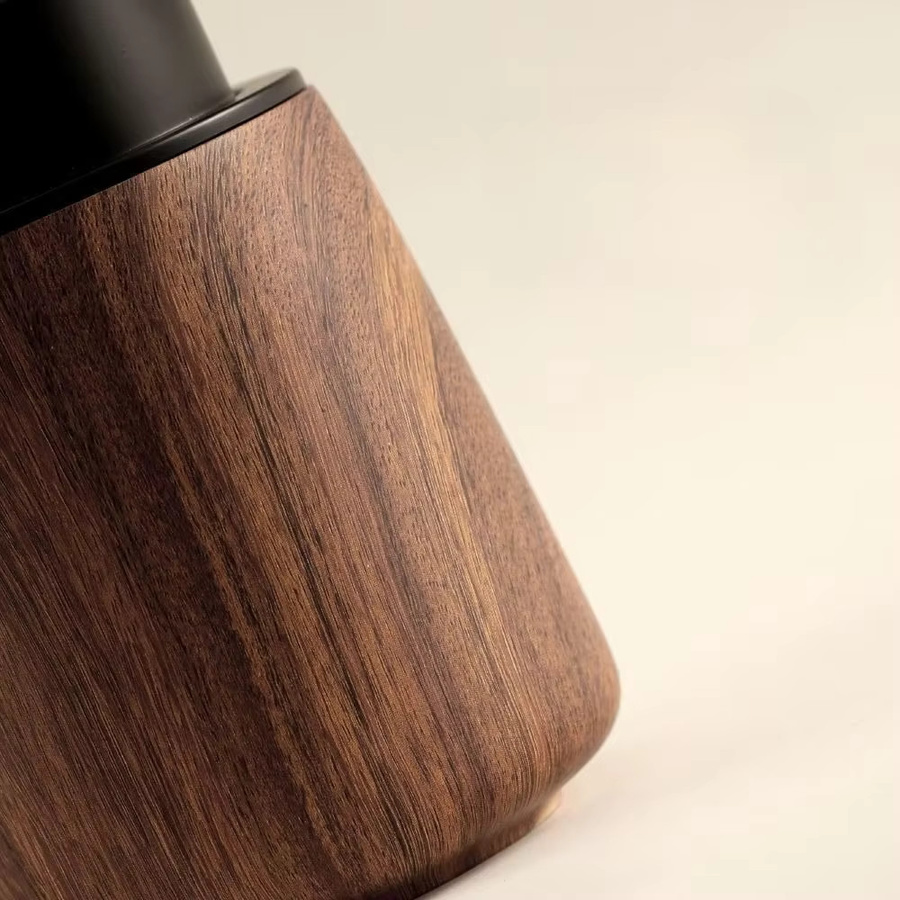 Luxuriöser Schaum-Seifenspender mit Walnussholzmaserung in Braun, B/T/H: 13,0 x 9,3 cm - Bild 4