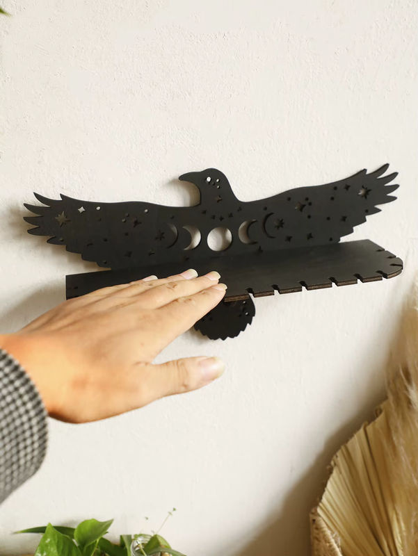 Schwebendes Wandregal in Adlerform aus Holz in Schwarz als rustikale Dekoration - Bild 6
