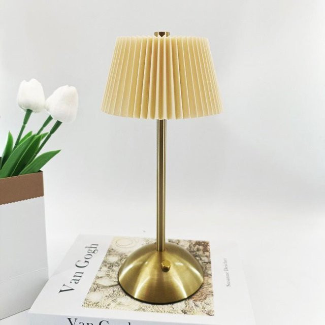 Wiederaufladbare LED-Tischleuchte von Fantastic House aus Metall mit Stoffschirm in Beige, dimmbar und kabellos mit Touch-Funktion - Bild 1