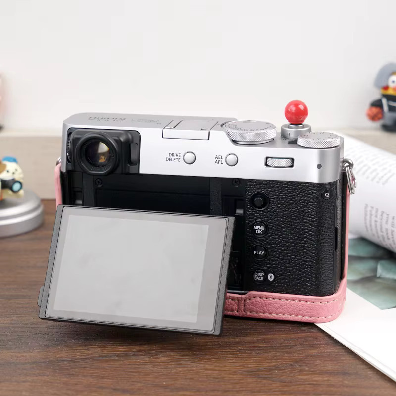 Fujifilm X100VI Kamera-Halbhülle aus Kunstleder in Schwarz inklusive Schultergurt und Kameraschutz-Grundplatte - Bild 3