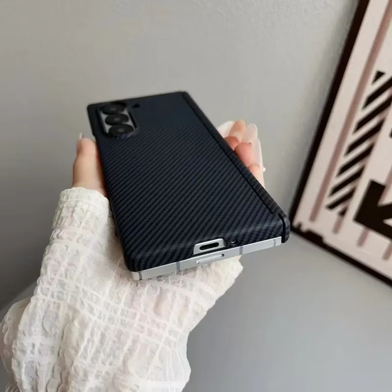 Stoßfeste Samsung Galaxy Z Fold 7 Handyhülle mit unsichtbarem magnetischem Scharnier und Kohlefaser-Textur in Schwarz - Bild 1