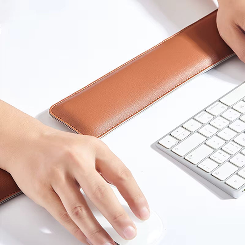 Doppelseitiges Leder Mauspad in Braun als Schreibtischmatte mit Handgelenkstütze für Computer und Büro - Bild 1
