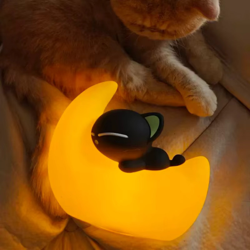 BEMOE Die Legende von Luo Xiaohei Pat Nachtlicht, gelbe mondförmige Silikonlampe für Kinderzimmer und Schlafzimmer mit warmweißem Licht - Bild 2