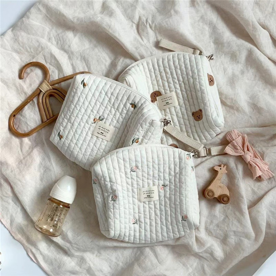 Wickeltasche aus Baumwolle für Kinderwagen in Weiß als Windel-Organizer und MommyBag mit Reißverschluss - Bild 1
