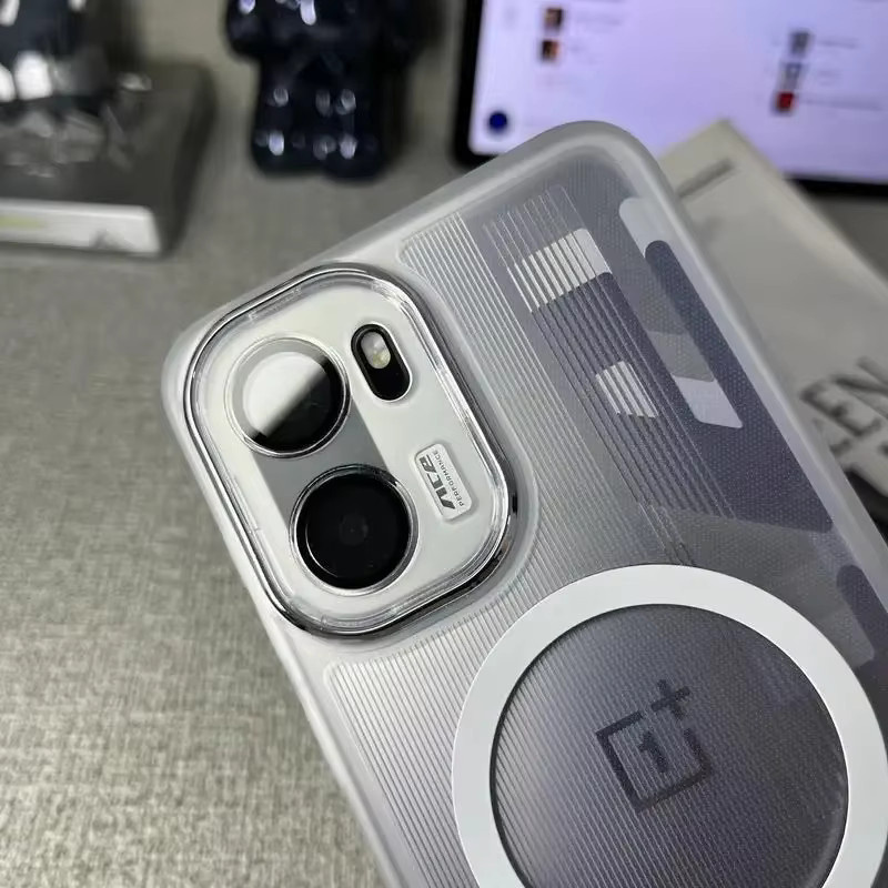 Stoßfeste Magnethülle für OnePlus 15, 15R, 13 und 12R in Transparent und Weiß mit mattiertem Design und Objektivschutz - Bild 1