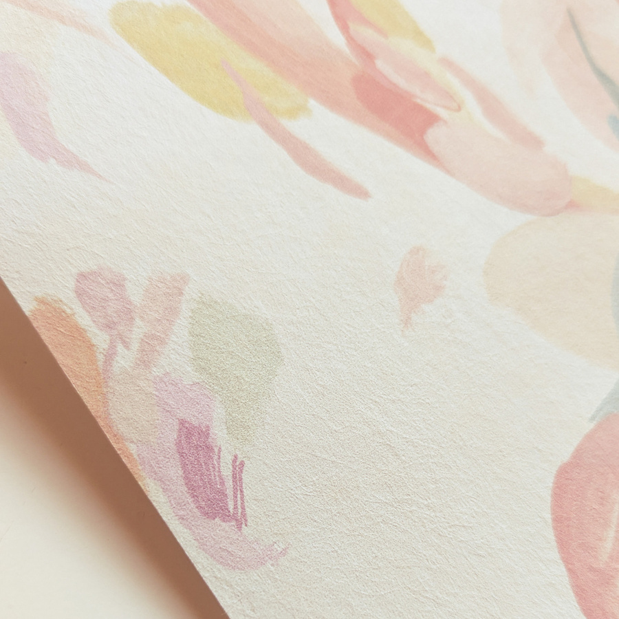 Sian Zeng Tapete Abstract Blooms in Peach mit floralem und botanischem Design, Mehrfarbig (Pink, Gelb) aus Vlies - Bild 1