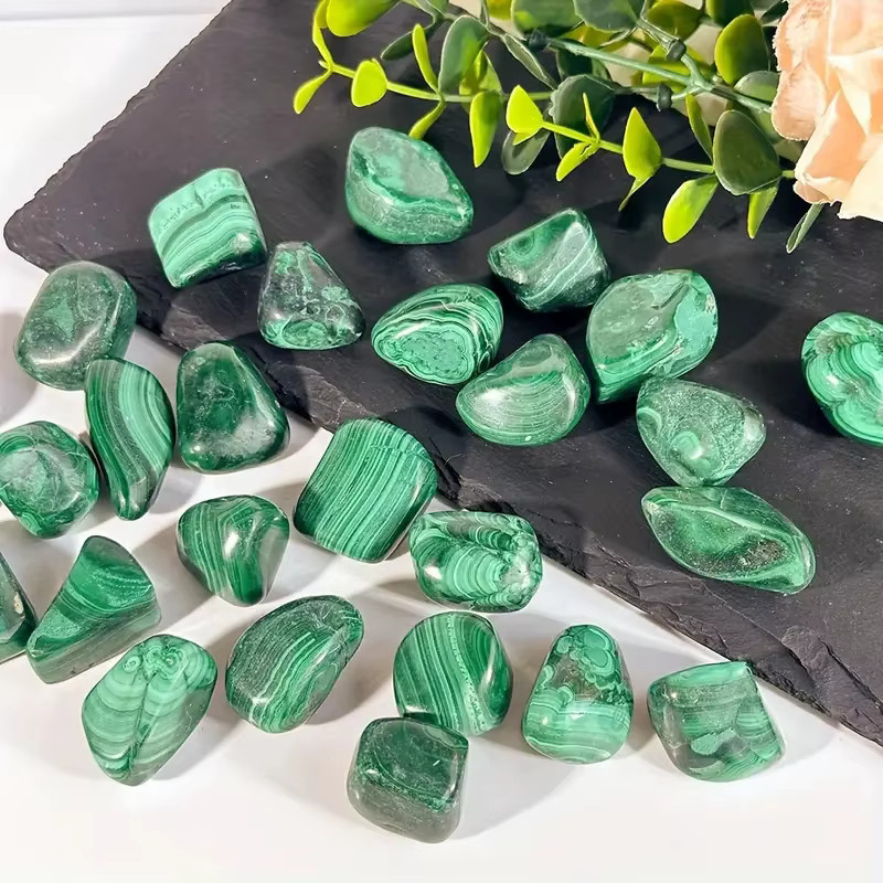 Natürlicher grüner Malachit-Trommelstein in unregelmäßiger Form für DIY-Schmuck und Dekoration - Bild 2