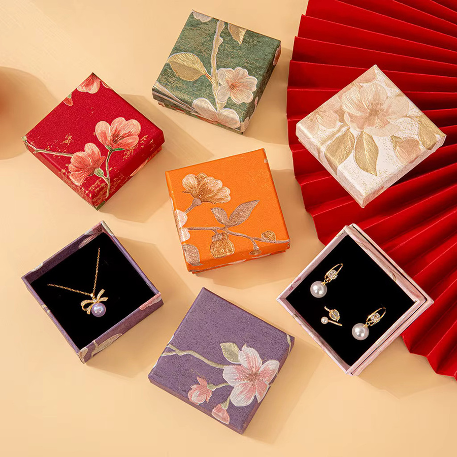Luxuriöse quadratische Schmuckbox mit Blumenprägung aus Papier in Orange und Multicolour, B/T/H: 7,5 x 7,5 x 3,5 cm - Bild 3