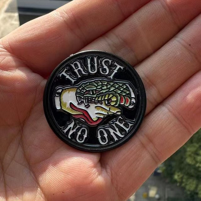 Brosche MDKES, Trust No One, Unisex - Bild 1