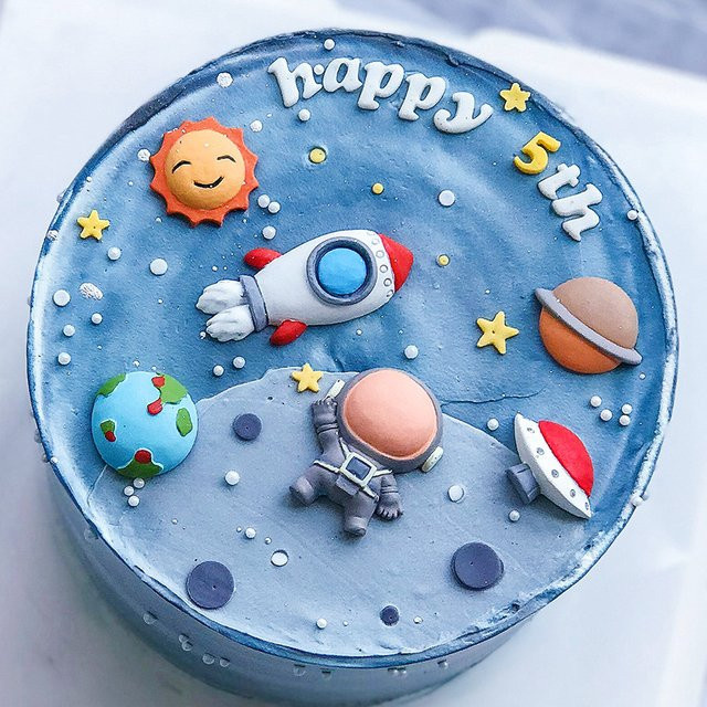 Ataozhekou Tortenaufsatz Weltraum Motiv mit Rakete Astronaut und Planeten für Kinder Geburtstage und Babypartys - Bild 1